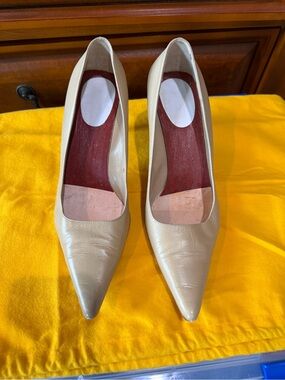 Vintage Gucci Cream Pointed-Toe Leather Pumps